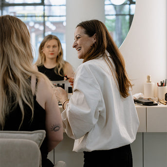 Make up Artist Petra bei einer Beauty Beratung im Store 
