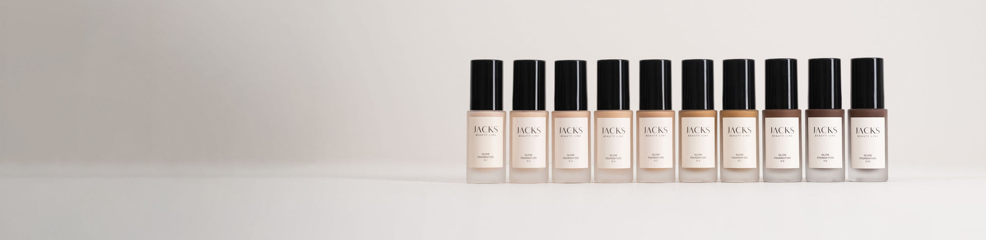 10 JACKS beauty line Glow Foundation Flakons in verschiedenen Farben stehen nebeneinander