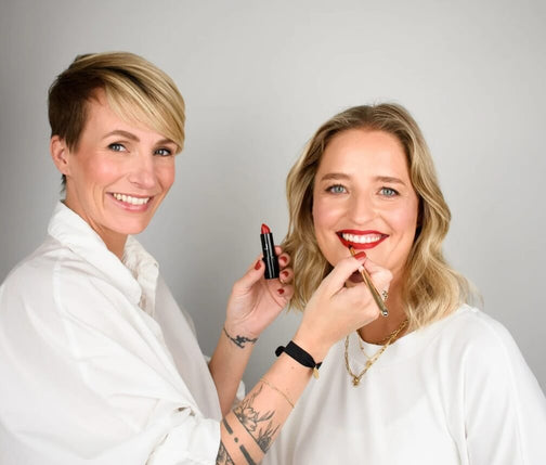 Make-up Artistin Miriam Jacks schminkt einer Frau rote Lippen