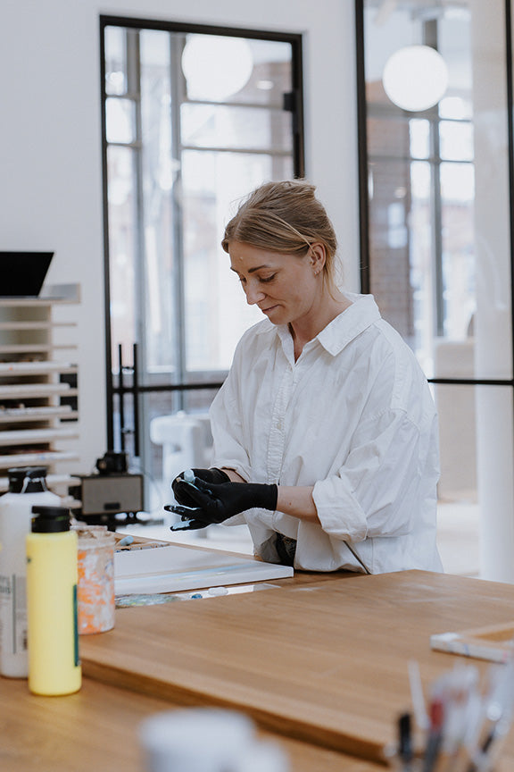 eine Frau bemalt Make-up Pinsel mit Acrylfarbe für JACKS beauty line in Berlin
