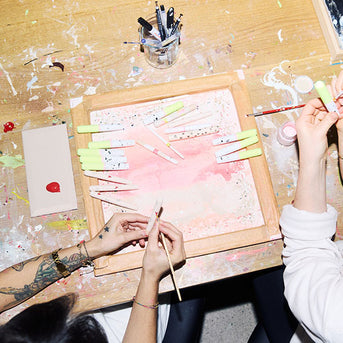 Zwei Frauen bemalen JACKS beauty line Make-up Pinsel in verschiedenen Farben und Mustern