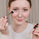 Eine Teenagerin trägt den JACKS beauty line Cream Concealer mit dem Concealerpinsel auf