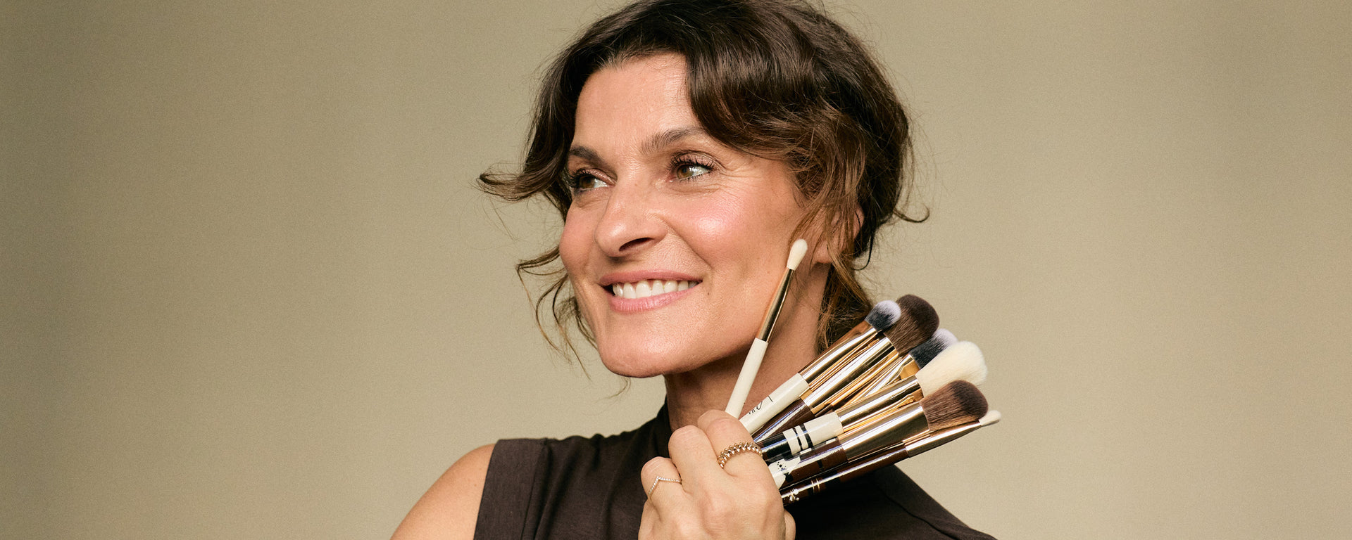 Marlene Lufen hält die JACKS beauty line Make-up Pinsel ihrer Artist Collection in der Hand