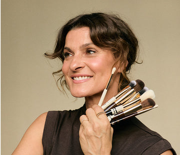 Marlene Lufen hält die JACKS beauty line Make-up Pinsel ihrer Artist Collection in der Hand