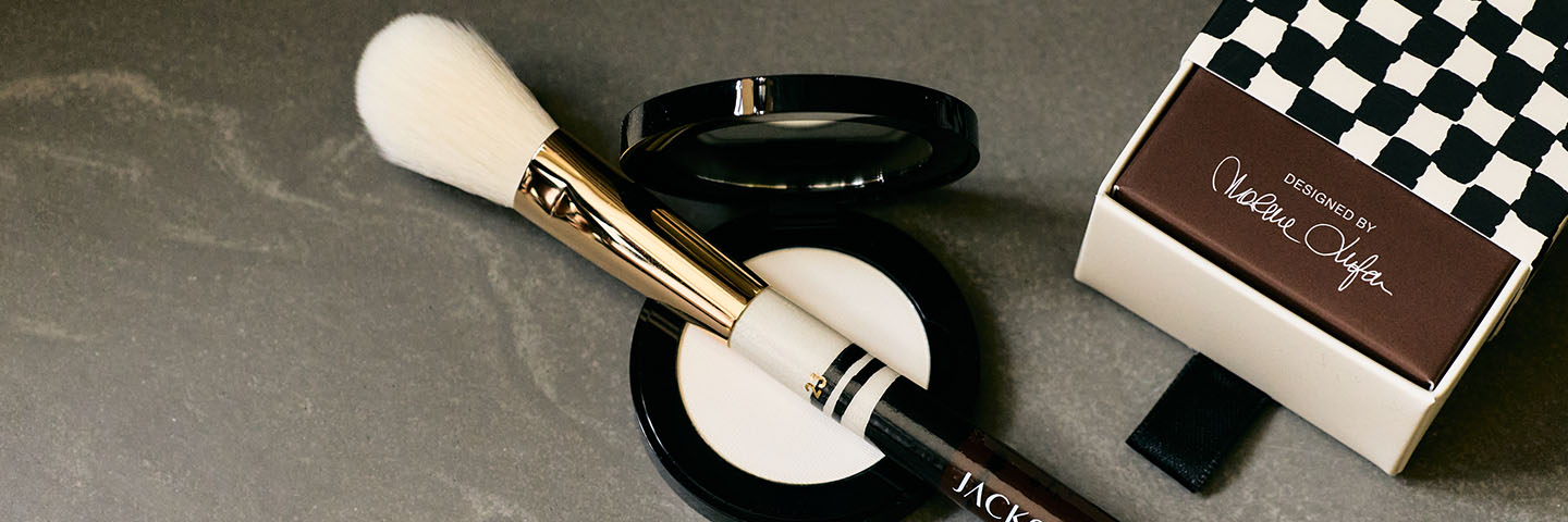 JACKS Puderpinsel liegt auf einem offenen Perfecting Powder