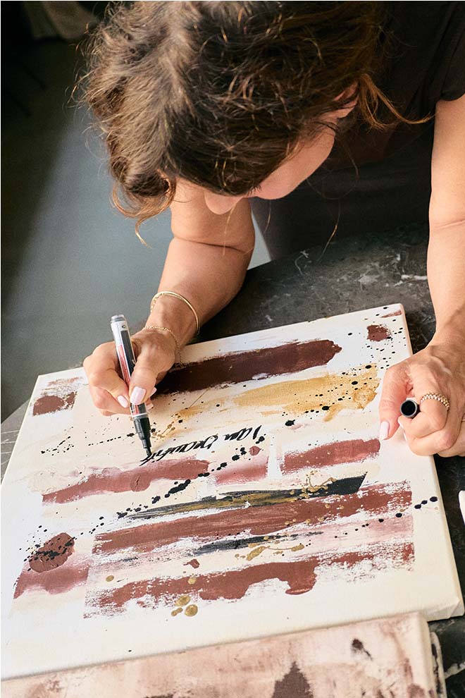 Marlene Lufen bemalt eine Leinwand abstrakt