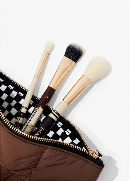 JACKS Make-up Pinsel schauen aus einer braunen Kosmetiktasche raus