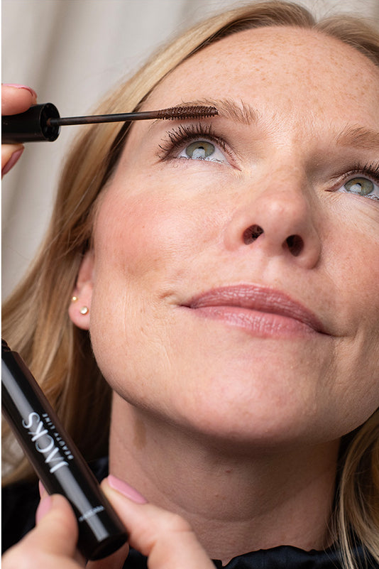 #farbwunsch_braun, Anwendung der Super Natural Mascara mit Leonie Scholl