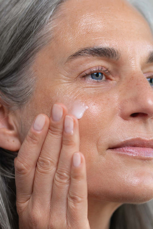 Frau Ü50 hat den JACKS beauty line Milky Toner auf der Wange