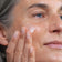 Frau Ü50 hat den JACKS beauty line Milky Toner auf der Wange