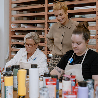 Zwei Kundinnen mit Miriam Jacks im JACKS Atelier beim Pinsel Bemalworkshop
