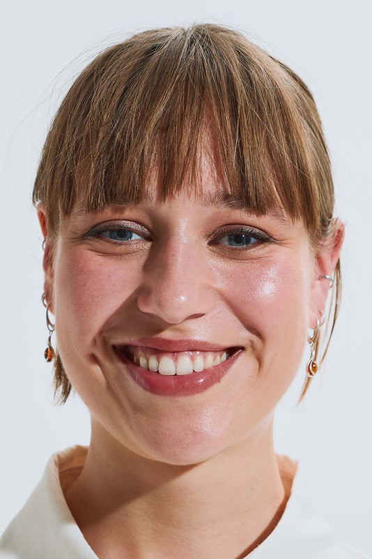 Model mit Pony trägt Eyeshadow von JACKs