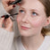 Einem Mädchen werden die Wimpern mit der JACKS beauty line Mascara getuscht