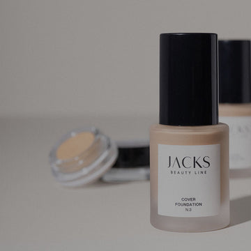 JACKS beauty line Cover Foundation in Farbe N.3 und Cover Concealer im Hintergrund