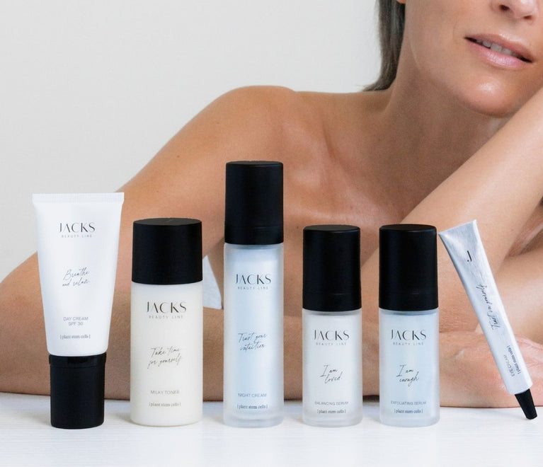 JACKS beauty line Skincare Range nebeneinander stehend auf einem Tisch