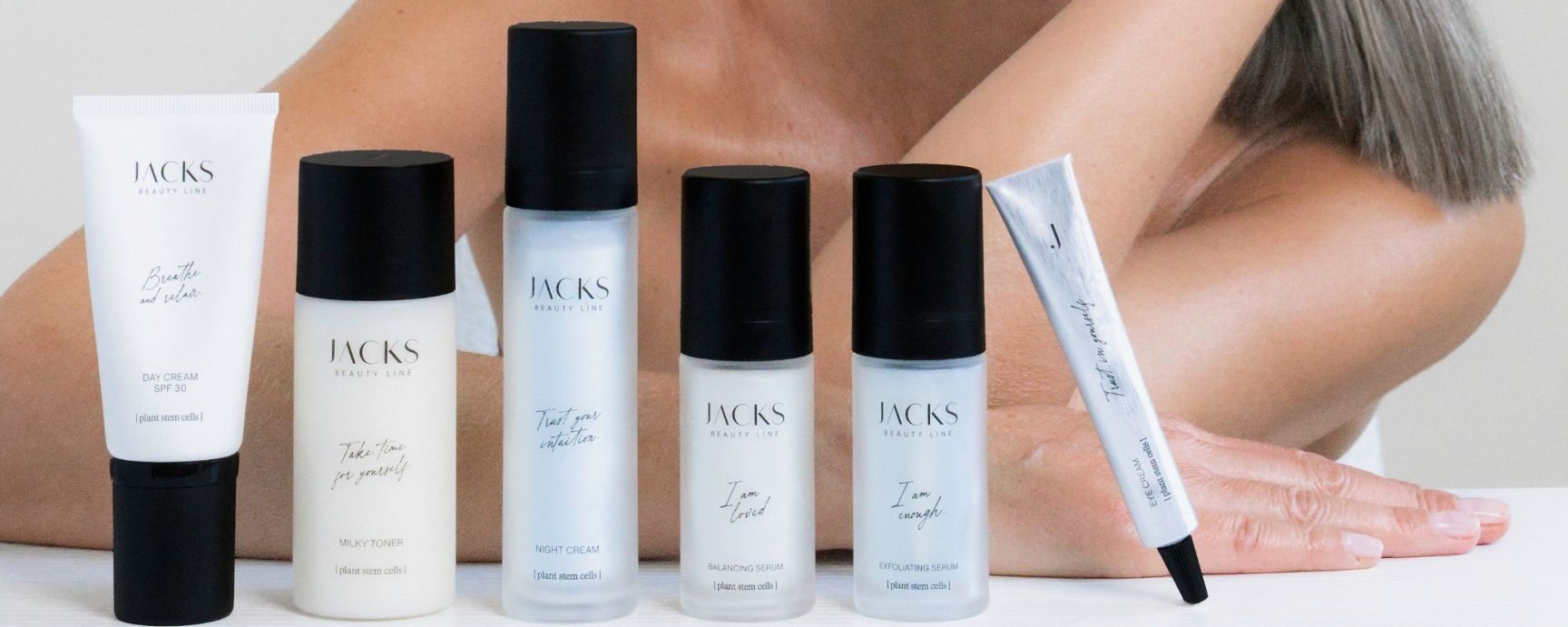 JACKS beauty line Skincare Range nebeneinander stehend auf einem Tisch