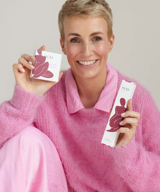 Miriam Jacks hält die JACKS beauty line Pink Charity Produkte 2025 in den Händen