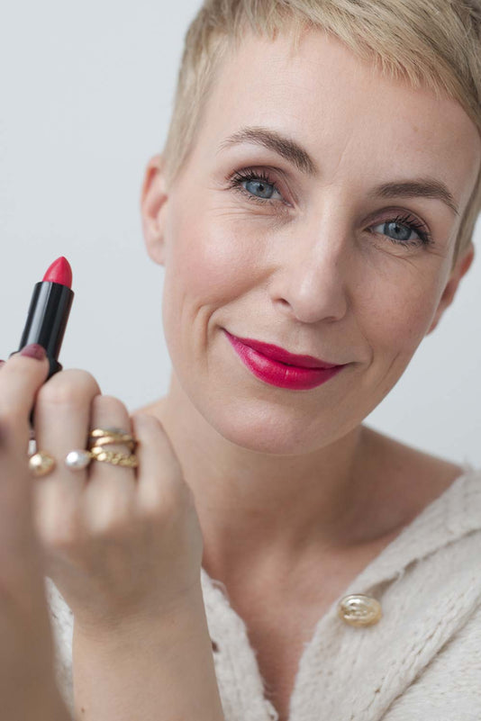 Miriam Jacks mit dem Lipstick zur Pink Charity Aktion 2024