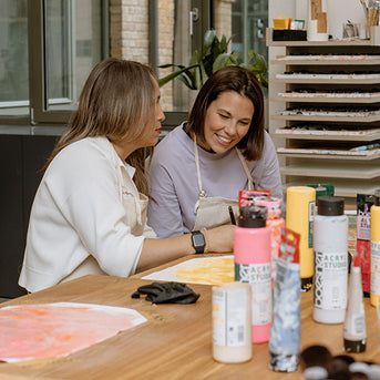 Zwei Kundinnen im JACKS Atelier beim Pinsel Bemalworkshop