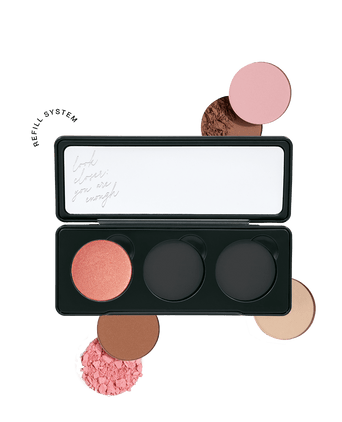 JACKS beauty line Individual Puderpalette mit Blush und weiteren Refills herum liegend 