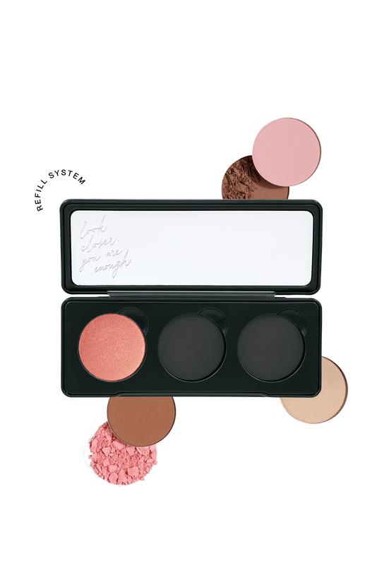JACKS beauty line Individual Puderpalette mit Blush und weiteren Refills herum liegend 