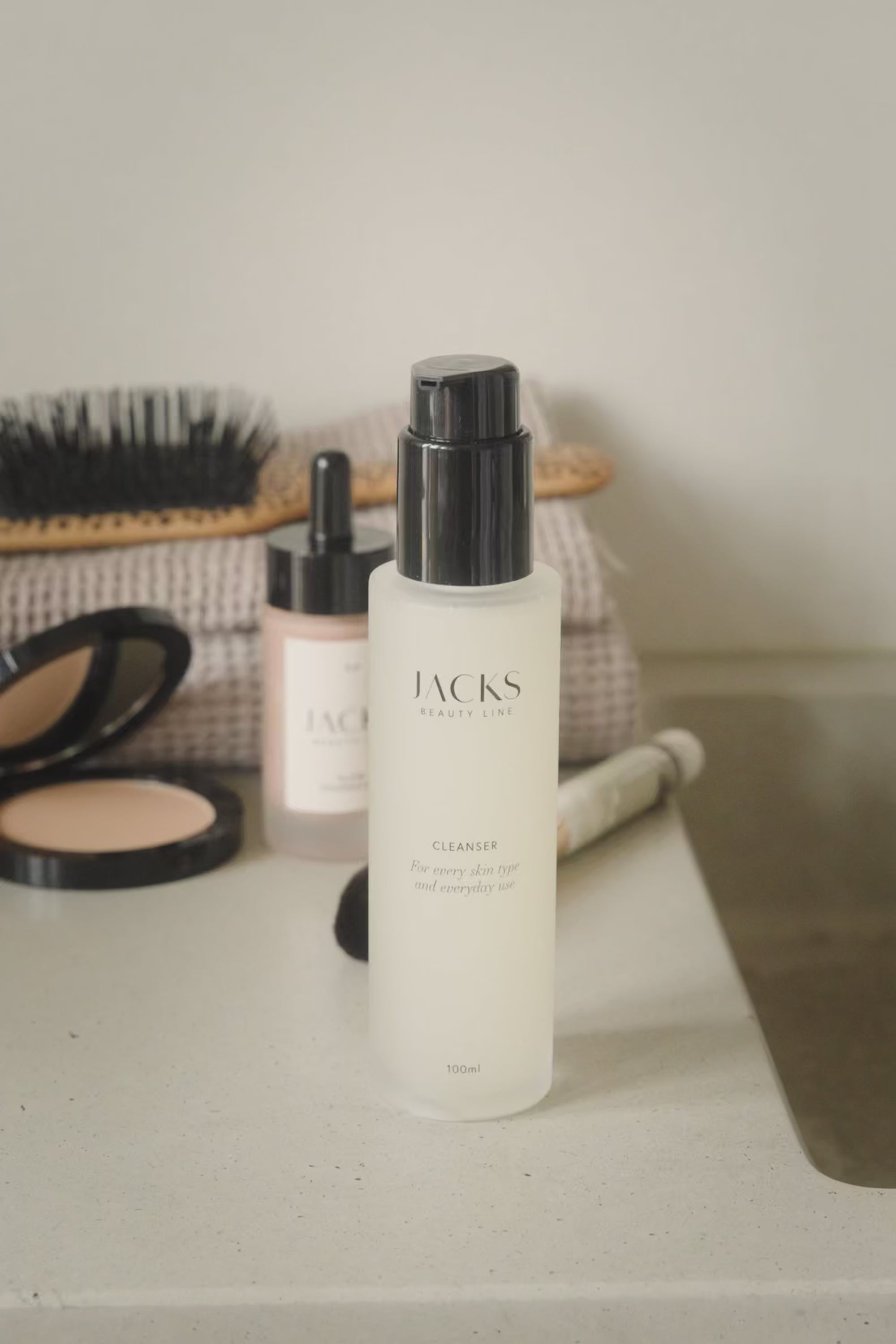 Anwendungsvideo des Cleansers mit Miriam Jacks von JACKS beauty line