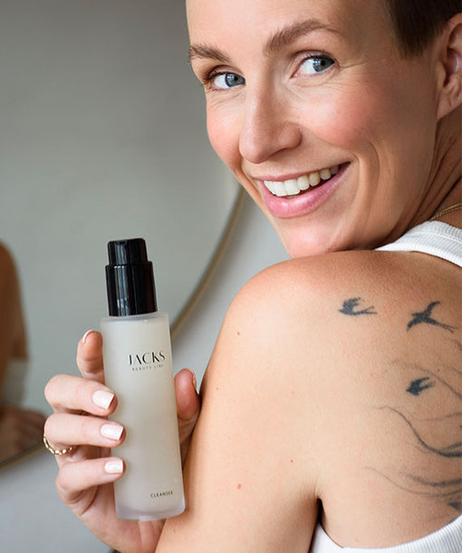 Miriam Jacks mit dem Cleanser aus der Skincare Serie von JACKS beauty line