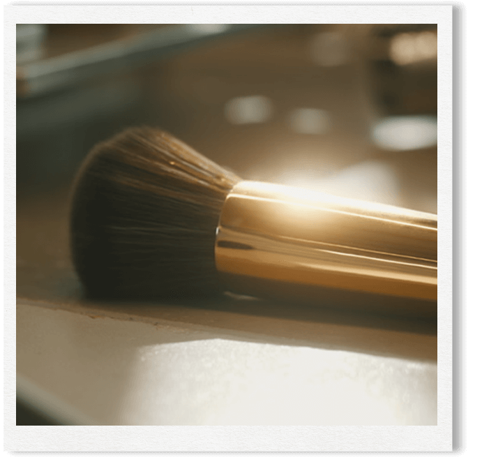 Close-up eine Make-up Pinsel Kopfes und einer goldenen Fassung um die Pinselhaare