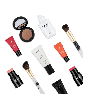Viele JACKS beauty line Make-up-Produkte und Pinsel nebeneinander schwebend