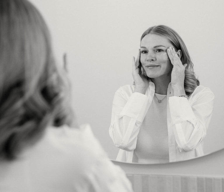 Leonie Scholl trägt Augencreme mit ihren Händen auf