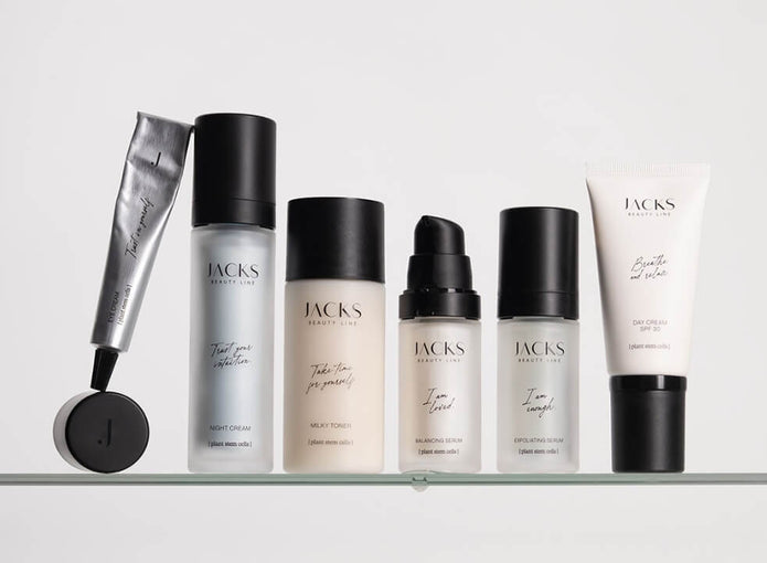 6 Hautpflegeprodukte von JACKS beauty line nebeneinander stehend