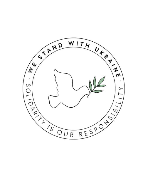 gezeichnete Friedenstaube mit Schriftzug we stand with Ukraine