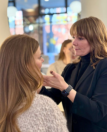 Beauty Expert Mandy schminkt eine Frau im JACKS Store Berlin