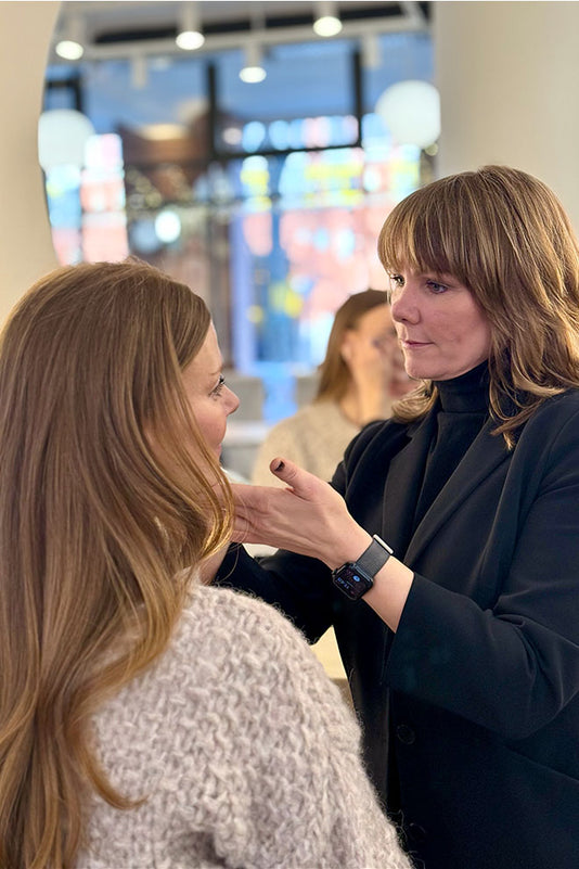 Beauty Expert Mandy schminkt eine Frau im JACKS Store Berlin