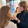 Beauty Expert Mandy schminkt eine Frau im JACKS Store Berlin